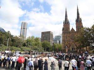 Polisi Menengahi Bentrokan Saat Pemakaman Kardinal George Pell di Sydney Polisi Menengahi Bentrokan Saat Pemakaman Kardinal George Pell di Sydney
