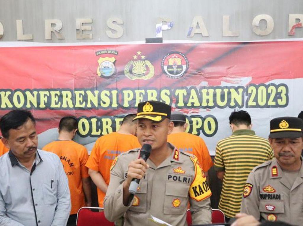 Polisi Bekuk 8 Pengedar Narkoba di Palopo, Modus Tempel Brosur di Pohon Polisi Bekuk 8 Pengedar Narkoba di Palopo, Modus Tempel Brosur di Pohon
