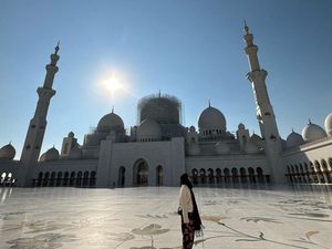 Kemegahan Masjid Agung Sheikh Zayed yang Dikunjungi Jennie Blackpink Kemegahan Masjid Agung Sheikh Zayed yang Dikunjungi Jennie Blackpink