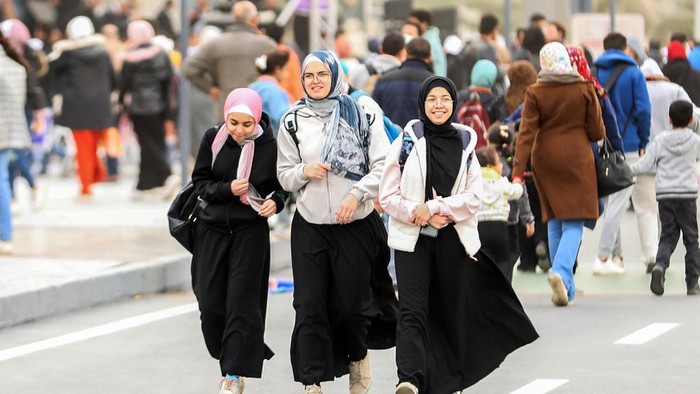 CAIRO, EGYPT - FEBRUARY 01: A view from a street in Cairo, Egypt on February 01, 2023. World Hijab Day is celebrated on February 1st every year which aims to strengthen tolerance and mentality among Muslim and non-Muslim people. The Hijab is an important part of the daily dress of women in Cairo. (Photo by Mohamed El-Shahed/Anadolu Agency via Getty Images)