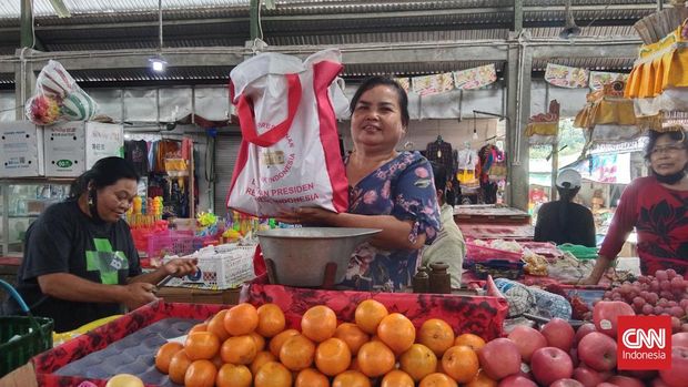 Pedagang yang mendapatkan bingkisan dari Presiden Jokowi di Pasar Baturiti, Kabupaten Tabanan, Bali, Kamis (2/2).