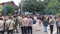 Kafe Tuak di Lombok Ditutup Paksa, Pemilik Melawan