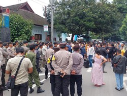 Kafe Tuak di Lombok Ditutup Paksa, Pemilik Melawan