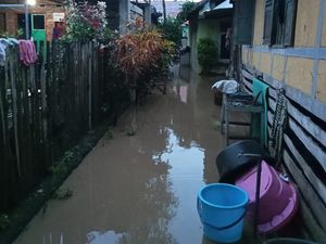 Dompu Hujan Deras Seharian, Puluhan Rumah Kebanjiran Dompu Hujan Deras Seharian, Puluhan Rumah Kebanjiran