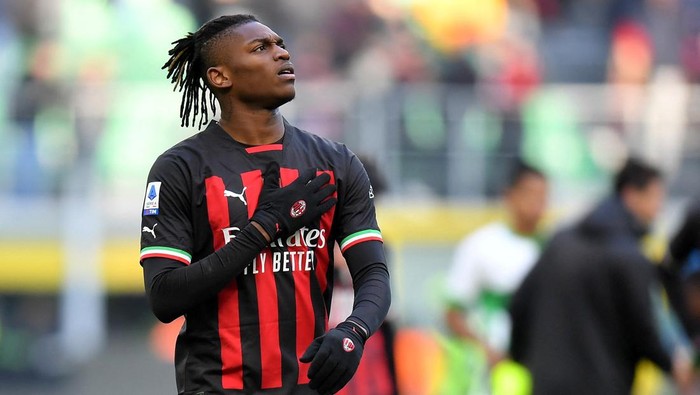 Soccer Football - Serie A - AC Milan v Sassuolo - San Siro, Milan, Italy - January 29, 2023 AC Milans Rafael Leao acknowledges the fans after the match REUTERS/Daniele Mascolo
