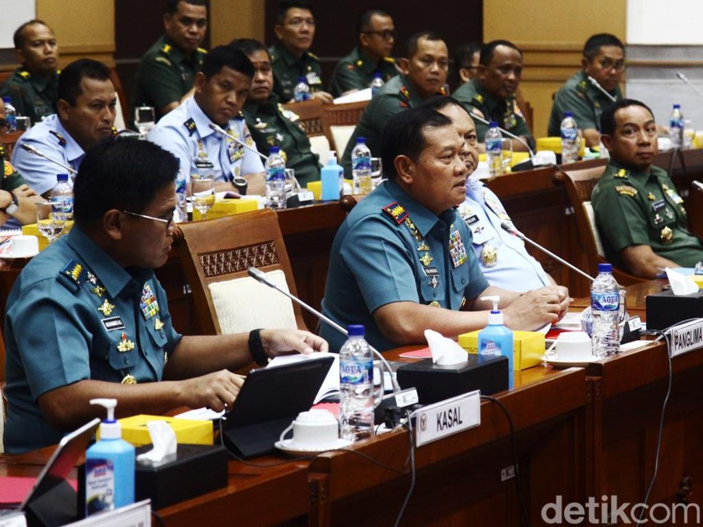 Momen Panglima TNI Rapat Perdana di Komisi I DPR