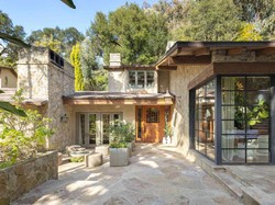 Kini Serumah Bersama Ben Affleck, JLo Jual Rumah Lamanya Rp 632 Miliar!