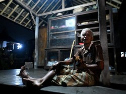 Beri Bantuan, Jokowi Blusukan Malam Hari ke Rumah Warga Bali