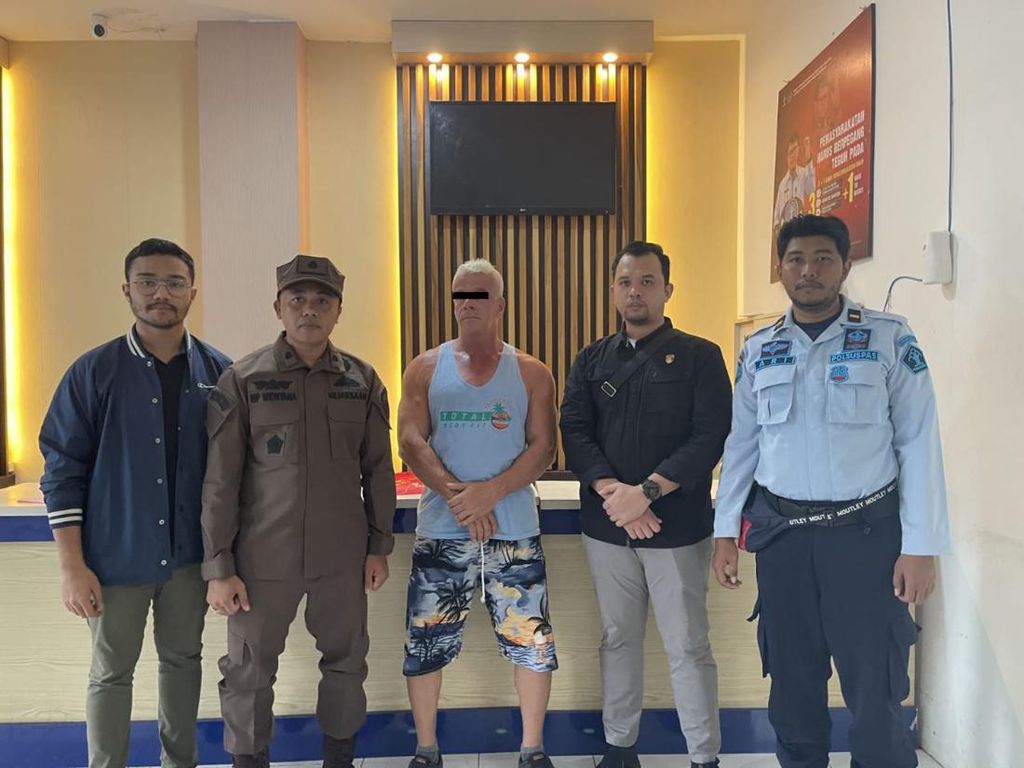 Turis Bule Berulah Lagi, Kali Ini Rusak Kantor di Gili Trawangan Turis Bule Berulah Lagi, Kali Ini Rusak Kantor di Gili Trawangan