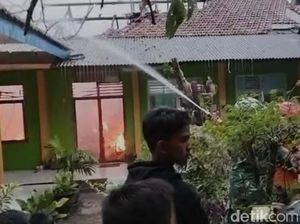 Kebakaran SMPN 4 Bangkalan, Diduga Korsleting-Ruang Kepsek dan TU Hangus Kebakaran SMPN 4 Bangkalan, Diduga Korsleting-Ruang Kepsek dan TU Hangus