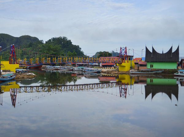 Warna-warni Jembatan Gantung Sungai Pisang Sang Penunjang Akses Wisata
