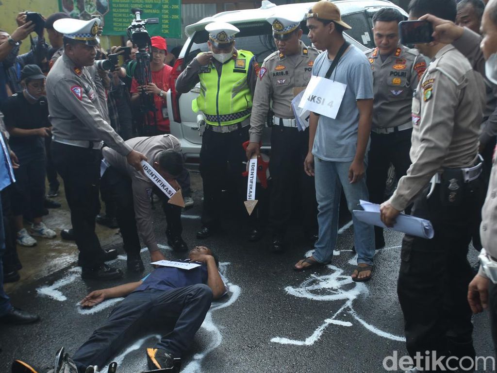 Terungkap di Reka Ulang: 45 Menit Mahasiswa UI Tergeletak Usai Tertabrak Terungkap di Reka Ulang: 45 Menit Mahasiswa UI Tergeletak Usai Tertabrak