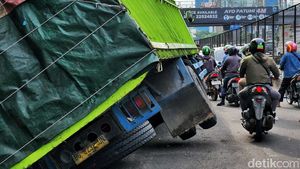 Truk Masuk Got, Jalan Arjuna Kemanggisan Jakbar Macet