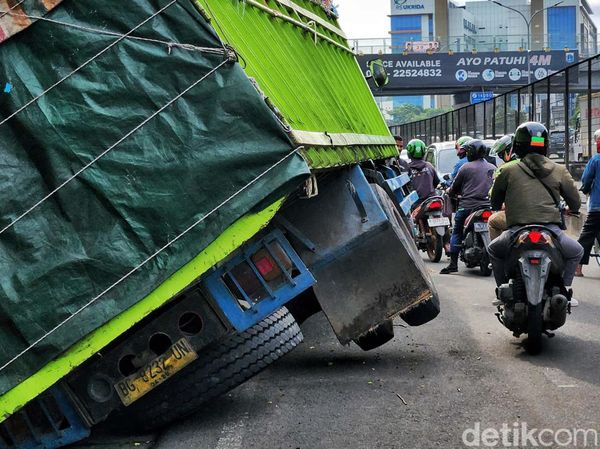 Truk Masuk Got, Jalan Arjuna Kemanggisan Jakbar Macet
