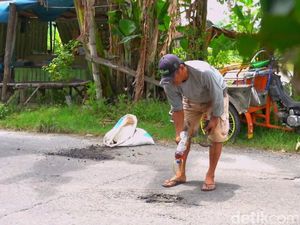 Tukang Becak Tambal Jalan Rusak, Bupati Lamongan Bilang Terima Kasih