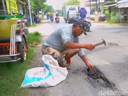 Kisah Tukang Becak Lamongan Tambal Jalan Pakai Duit Pribadi demi Anak