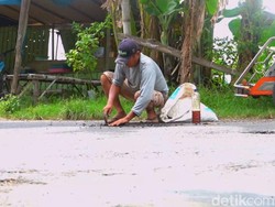 Alasan Tukang Becak Lamongan Tambal Sendiri Jalan Berlubang Bikin Terenyuh