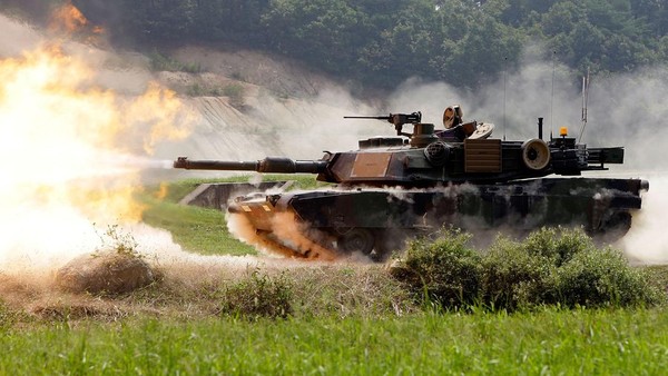 5 Tank Terkuat di Dunia, Nomor 1 Bakal Dikirim ke Ukraina POCHEON, SOUTH KOREA - SEPTEMBER 01: A U.S. M1A2 SEP Abrams battle tank fires live rounds during the United States and South Korean Joint live fire Exercise at Rodriguez Range on September 1, 2011 in Pocheon, South Korea. The U.S. Army 2nd Infantry Division demonstrated the digital and tactical capabilities of its new vehicle fleet at the newly renovated Rodriguez Digital Multi-Purpose Range Complex. United States army conducted a joint live fire operation with South Korean army to prepare for possible aggression by North Korea, which the South has remained technically at war with since the end of the Korean War in 1953. (Photo by Chung Sung-Jun/Getty Images)