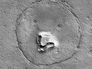 Ada Batu di Mars yang Membentuk Wajah Beruang, Ini Penjelasannya