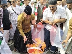 Anggota DPR Aceh Bakar Bendera Belanda-Denmark di Aksi Bela Al-Quran