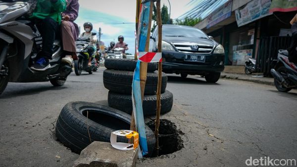 Hati-hati! Ada Jalan Amblas di Ciputat Tangsel