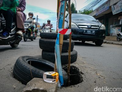 Hati-hati! Ada Jalan Amblas di Ciputat Tangsel
