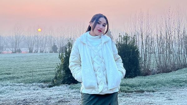 8 Gaya Ayu Ting Ting Liburan ke Italia Bareng Keluarga Besar, Bak Cewek Korea