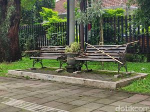 Cegah Dibuat Mesum, Bangku Jalan Ijen Kota Malang Kembali Disegel Cegah Dibuat Mesum, Bangku Jalan Ijen Kota Malang Kembali Disegel