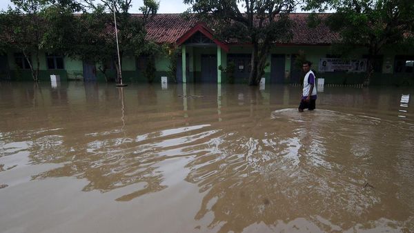 Banjir Setinggi Lutut Rendam Cawas Klaten
