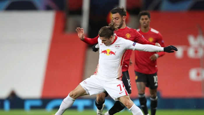 MANCHESTER, ENGLAND - OCTOBER 28: Marcel Sabitzer of RB Leipzig and Bruno Fernandes of Manchester United battle for the ball during the UEFA Champions League Group H stage match between Manchester United and RB Leipzig at Old Trafford on October 28, 2020 in Manchester, England. Sporting stadiums around the UK remain under strict restrictions due to the Coronavirus Pandemic as Government social distancing laws prohibit fans inside venues resulting in games being played behind closed doors. (Photo by Clive Brunskill/Getty Images)