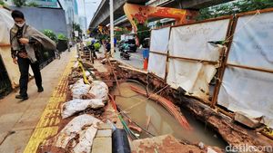 Duh! Trotoar di Jalan Satrio Jaksel Diacak-acak untuk Galian Kabel