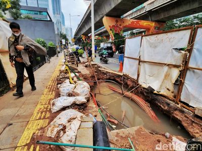 Duh! Trotoar di Jalan Satrio Jaksel Diacak-acak untuk Galian Kabel