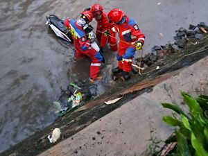 Emak-emak Naik Motor Ditabrak hingga Nyemplung ke Kali Tebet