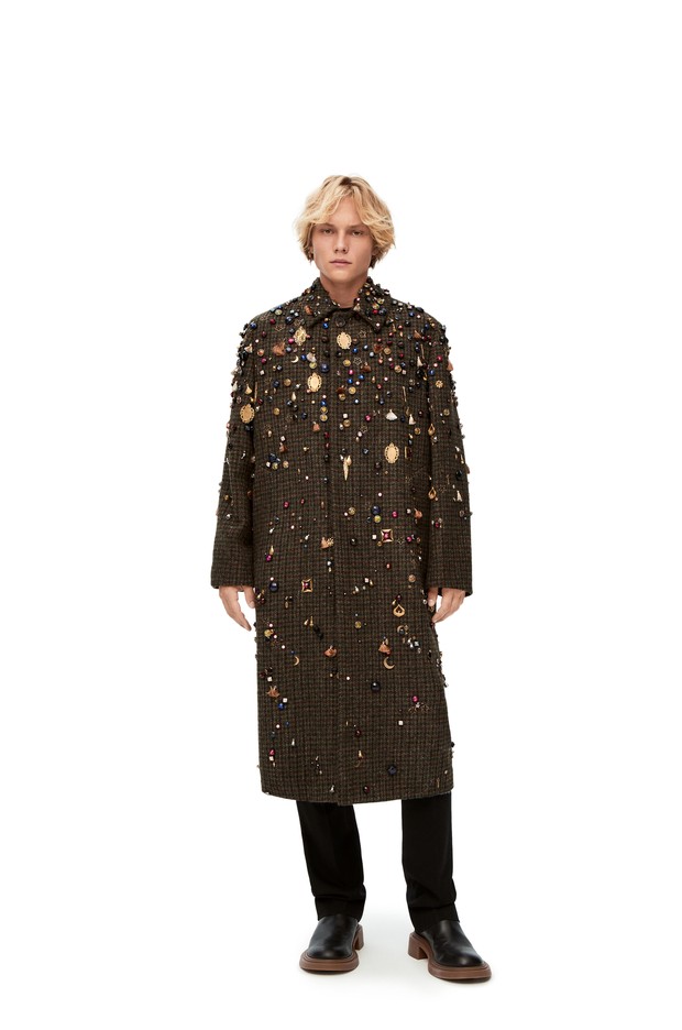 Foto: loewe.com Embellished long coat in wool/