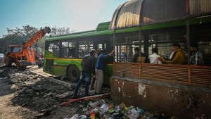 Gegara Rem Blong, Bus Tabrak Subway Crossing di Delhi