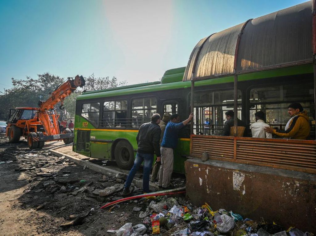 Gegara Rem Blong, Bus Tabrak Subway Crossing di Delhi Gegara Rem Blong, Bus Tabrak Subway Crossing di Delhi