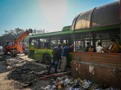 Gegara Rem Blong, Bus Tabrak Subway Crossing di Delhi