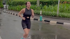 Gisel Basah Kuyup Latihan Demi Ikutan Triathlon
