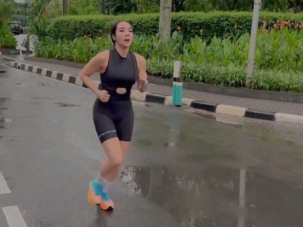 Gisel Basah Kuyup Latihan Demi Ikutan Triathlon