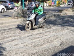 Hati-hati, Jalan Rusak di Jamin Ginting Bikin Pemotor Oleng!