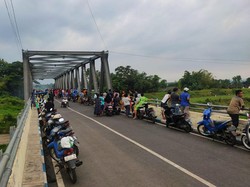 2 Pemuda Jember Jatuh dari Jembatan-Terseret Arus Usai Palak Remaja Mabuk