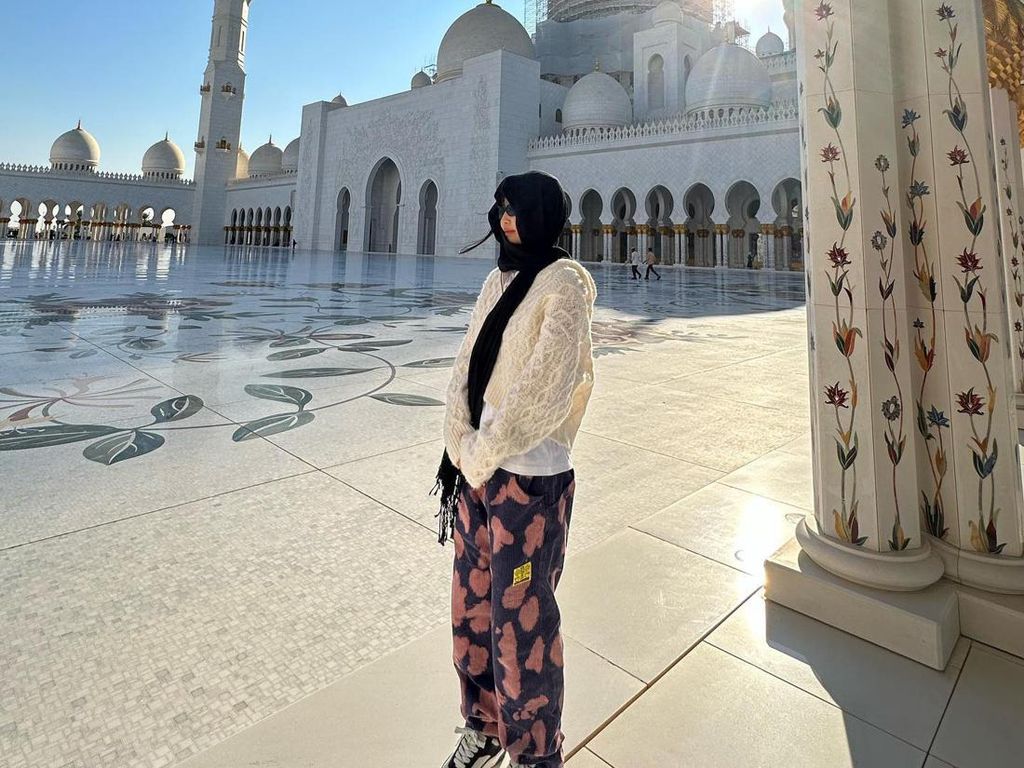 Potret Jennie BLACKPINK Berkerudung Hitam di Masjid Sheikh Zayed