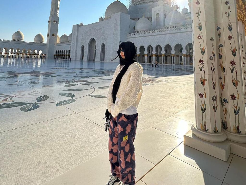 Potret Jennie BLACKPINK Berkerudung Hitam di Masjid Sheikh Zayed Potret Jennie BLACKPINK Berkerudung Hitam di Masjid Sheikh Zayed