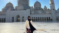 7 Foto Jennie BLACKPINK Pakai Kerudung, Datangi Masjid di Abu Dhabi
