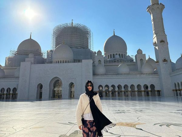 7 Foto Jennie BLACKPINK Pakai Kerudung, Datangi Masjid di Abu Dhabi