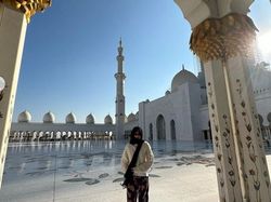 Outfit Jennie BLACKPINK Saat Kunjungi Masjid di Abu Dhabi