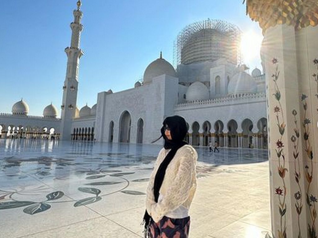Subhanallah Ukhti, Jennie Blackpink Cantik Berpashmina di Masjid Terbesar UEA
