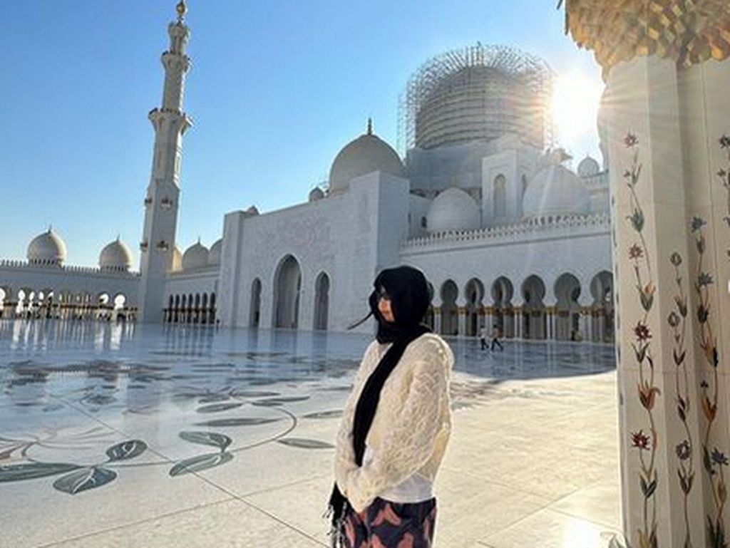 Subhanallah Ukhti, Jennie Blackpink Cantik Berpashmina di Masjid Terbesar UEA Subhanallah Ukhti, Jennie Blackpink Cantik Berpashmina di Masjid Terbesar UEA