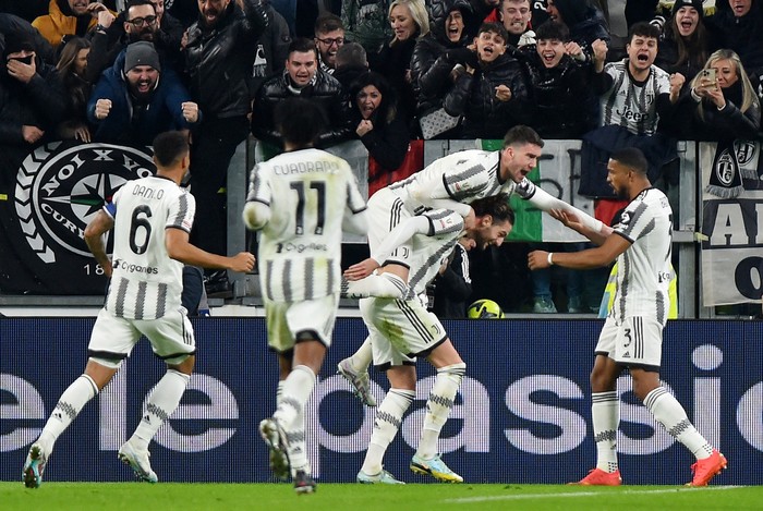 Juventus Soccer Football - Coppa Italia - Quarter Final - Juventus v Lazio - Allianz Stadium, Turin, Italy - February 2, 2023 Juventus' Bremer celebrates scoring their first goal with teammates REUTERS/Massimo Pinca