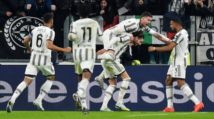 Soccer Football - Coppa Italia - Quarter Final - Juventus v Lazio - Allianz Stadium, Turin, Italy - February 2, 2023 Juventus Bremer celebrates scoring their first goal with teammates REUTERS/Massimo Pinca
